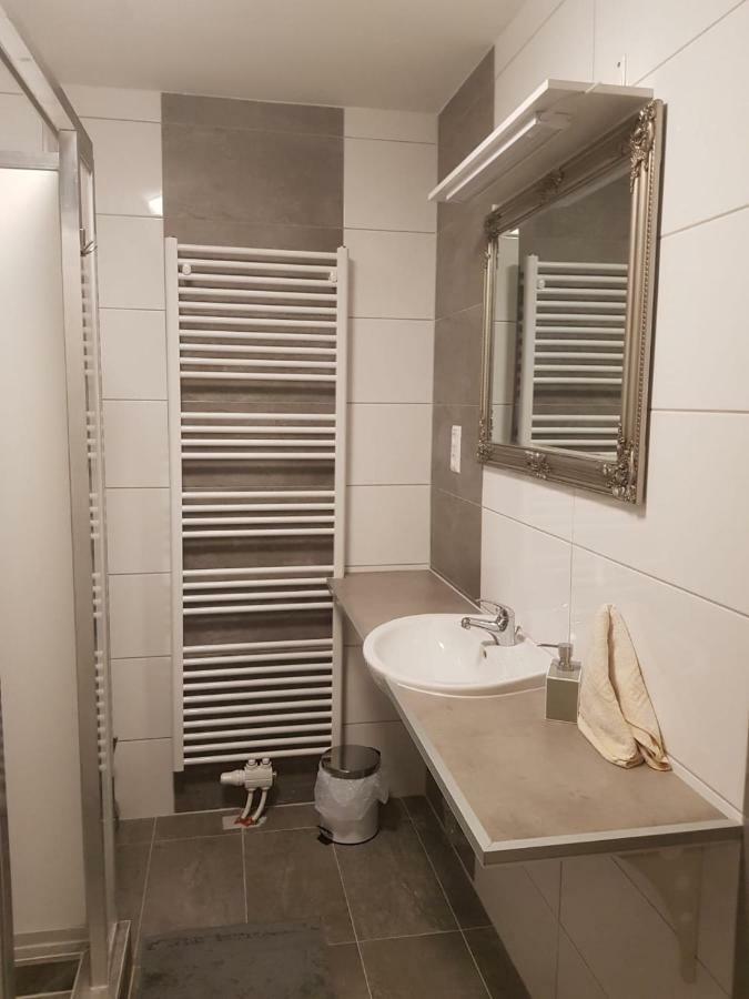 Отель Makss Вельс Экстерьер фото